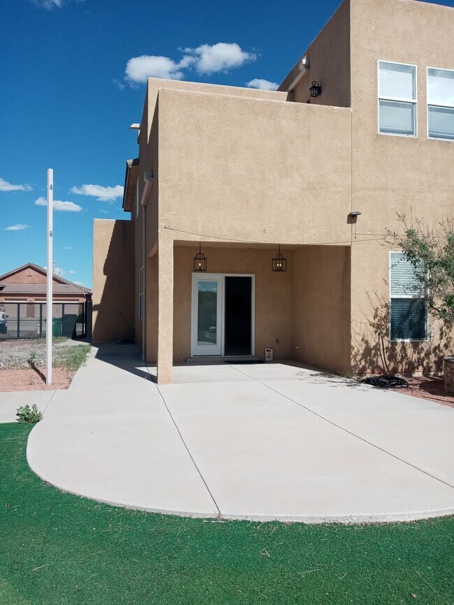 Building Photo - Easy Commute to Los Alamos or Santa Fe