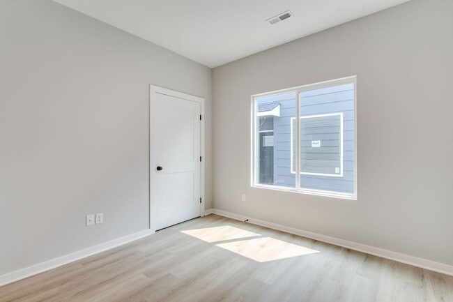 Building Photo - Skyway-Oliver Plan