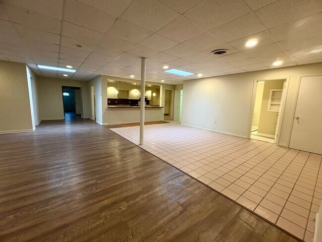 Building Photo - 1325 W Poplar St