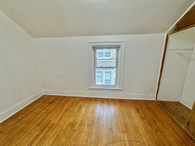 Building Photo - 312 S Chestnut Ave