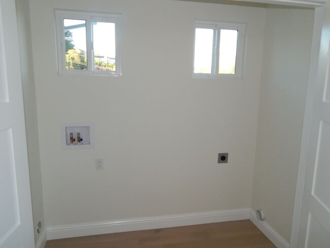 Building Photo - Rent $1900- Deluxe newer 1 Bedroom 1 Bath duplex upper level. El Sobrante