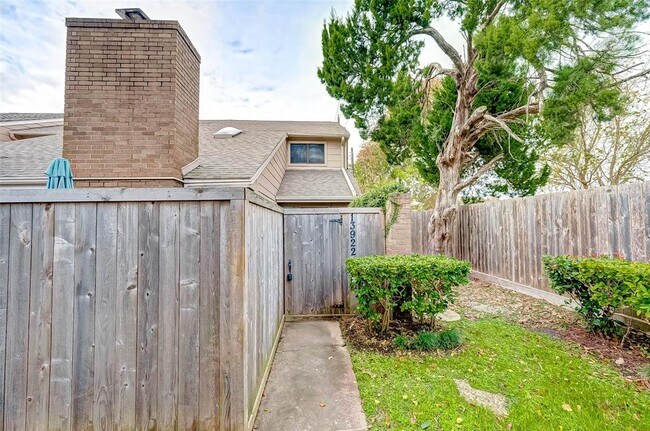 Building Photo - 13922 Hollowgreen Dr