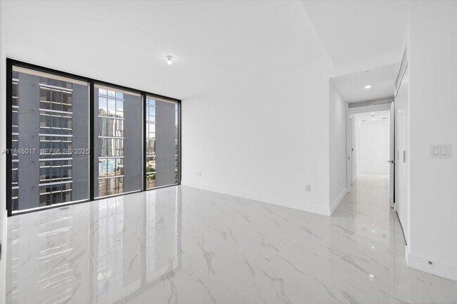 Building Photo - 700 NE 24th St