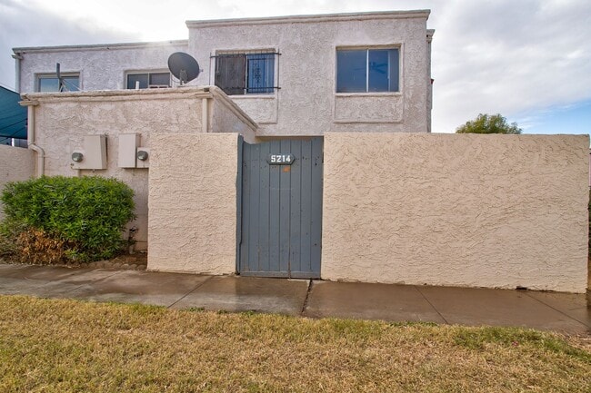 Building Photo - Wonderful Townhome centrally located.  Kit...