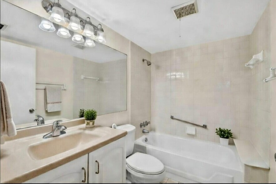 Building Photo - 1013 Green Pine Blvd