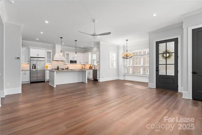 Building Photo - 805 Naples Dr