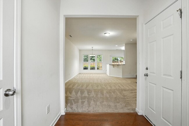 Building Photo - WONDERFUL TOWNHOUSE IN CARY-3 BEDROOMS 2 1...
