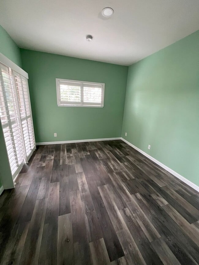 Building Photo - STUNNING 2bd/2ba PET FRIENDLY, UPDATED, LV...