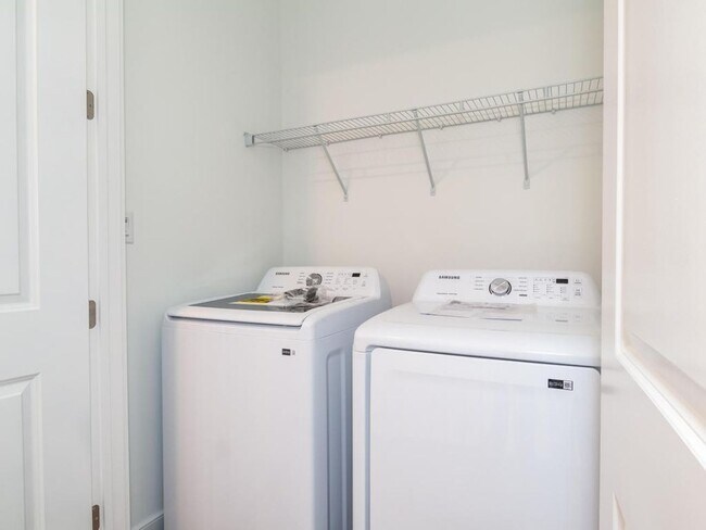 Building Photo - Luxury Townhome in the Heart of Cranberry Twp