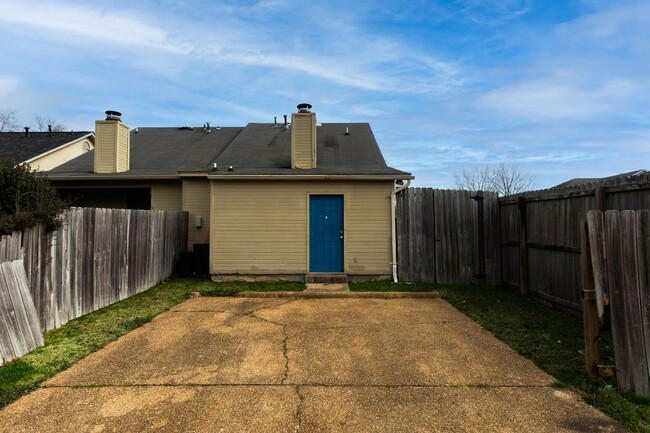 Building Photo - 2 Bed/2.5 Bath Townhome in Northeast Jackson!