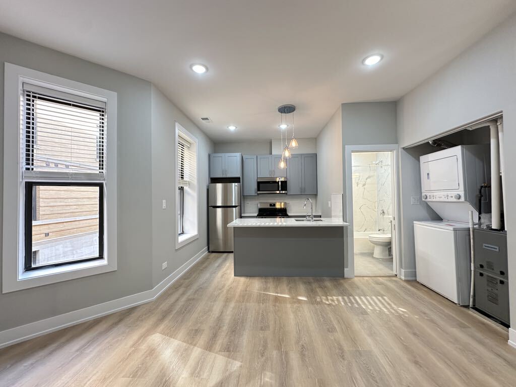 Building Photo - 419 W Belden Ave