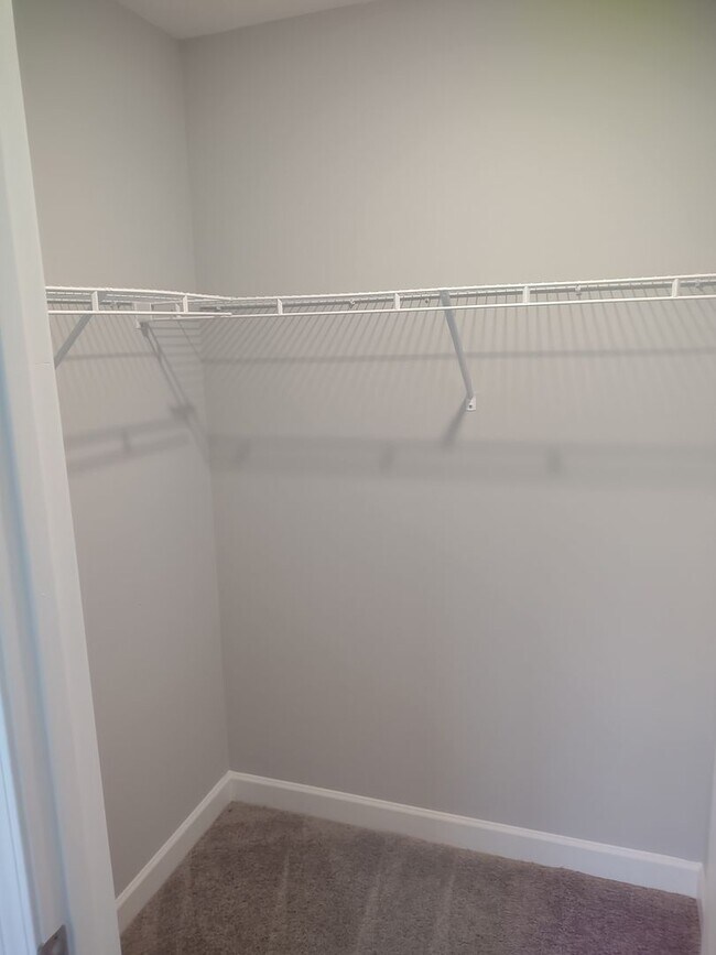 Building Photo - ***HURRY!!  FREE RENT WITH A SEPTEMBER 202...