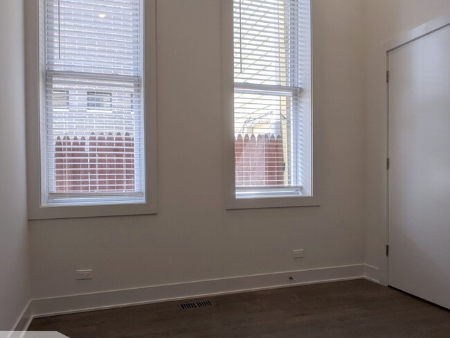 Building Photo - 2120 W Belmont Ave
