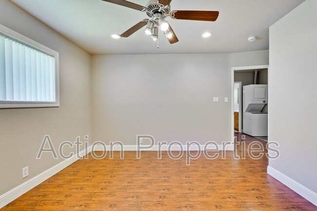 Building Photo - 4545 Moorpark Ave