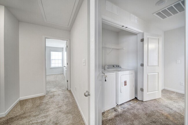 Building Photo - Beautiful 4 Bed 2 and a Half Bath Home in Charlotte!