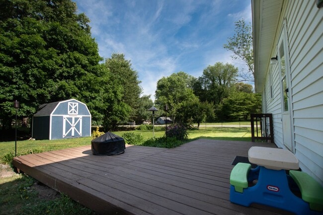 Building Photo - Pet Friendly Four Bedroom on Exit 8!