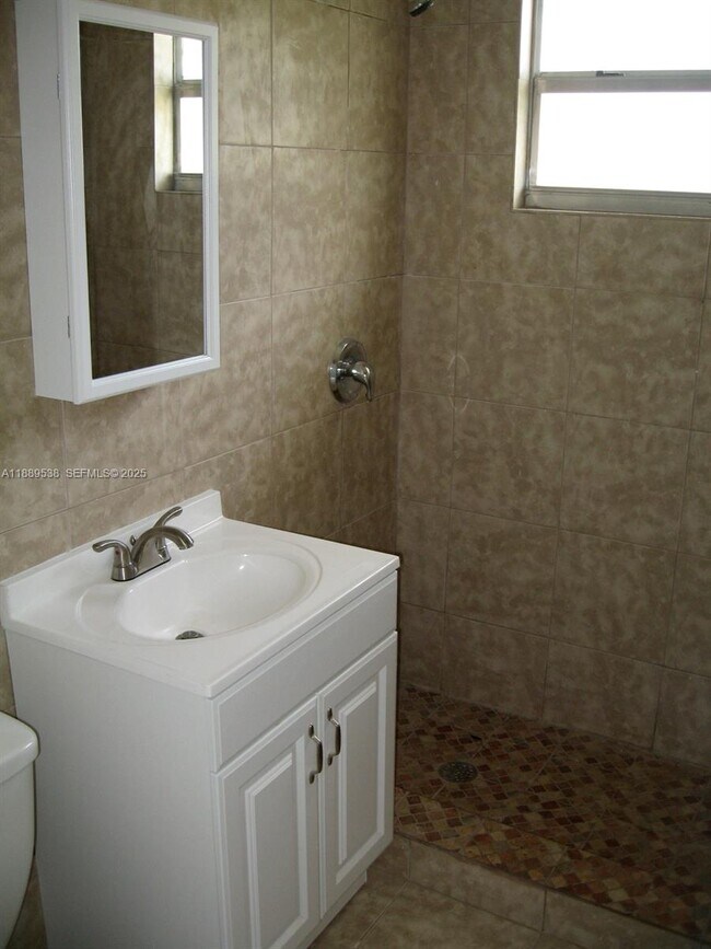 Building Photo - 1060 NE 80th St