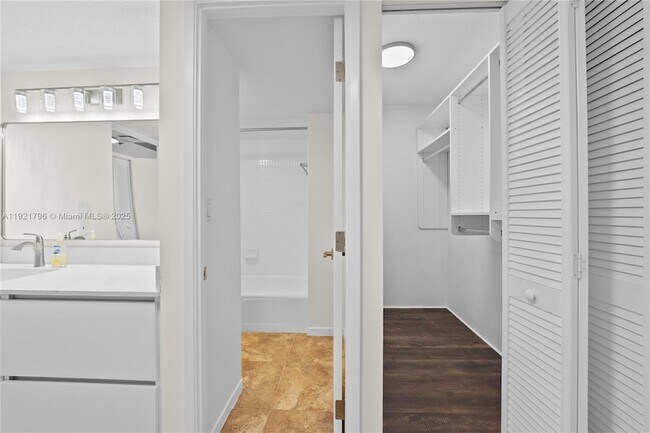 Building Photo - 20225 NE 34th Ct