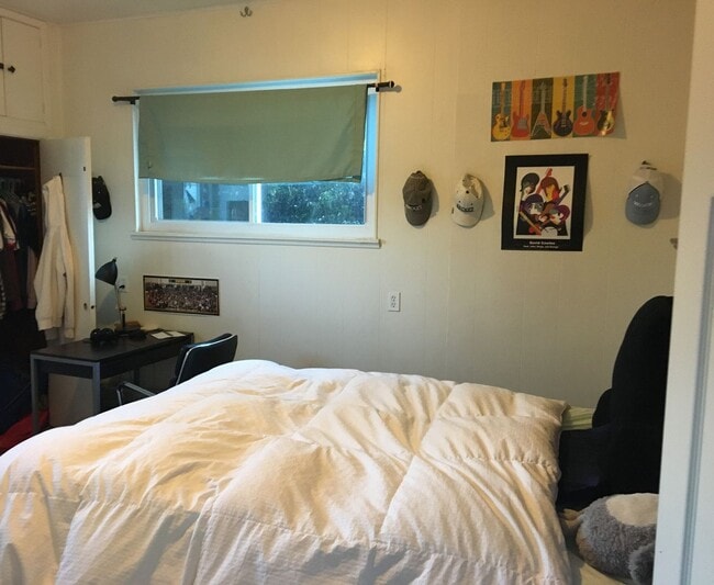 Building Photo - Aug. 2026 Pre-Lease Spacious 5-Bedroom Hom...