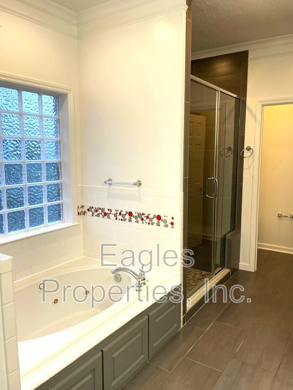 Building Photo - 608 Adler Ln