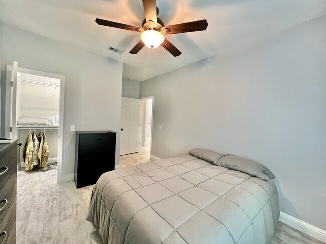 Building Photo - 2100 Pomegranate Ct