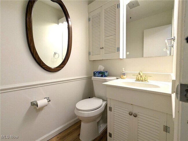 Building Photo - 14 E Carriage Dr