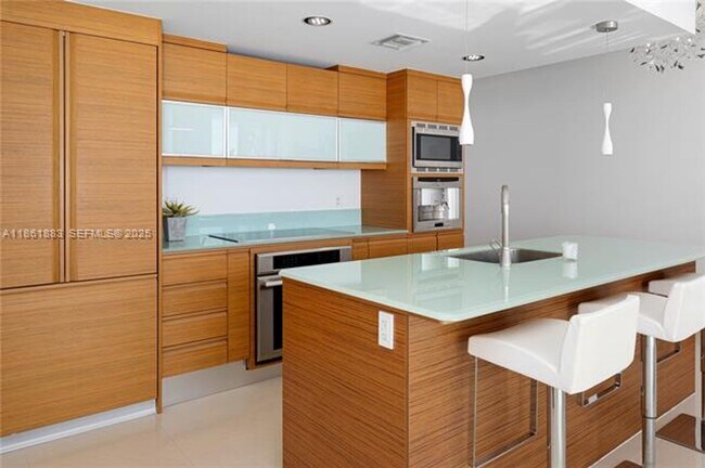 Building Photo - 5875 Collins Ave