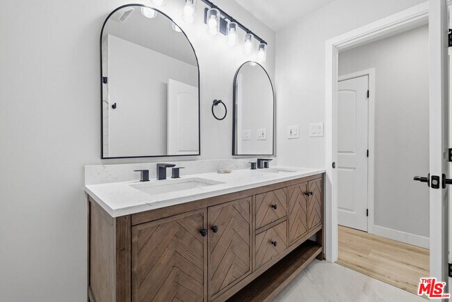 Building Photo - 10557 Reseda Blvd