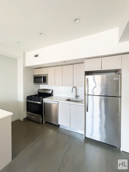 Building Photo - Bushwick Avenue / Spacious 2-Bed, 1-Bath /...