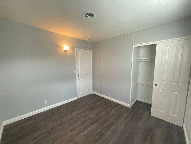 Building Photo - 3 Bedroom 2 Bathroom Single Story Home