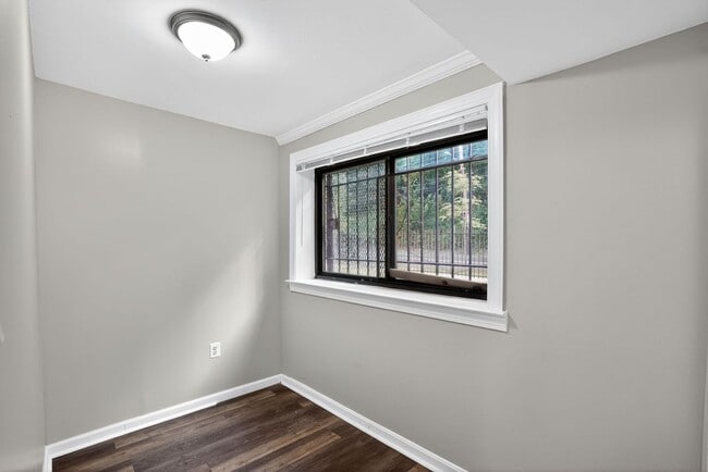 Building Photo - 2025 Move-In Special – $200 Off First Mont...