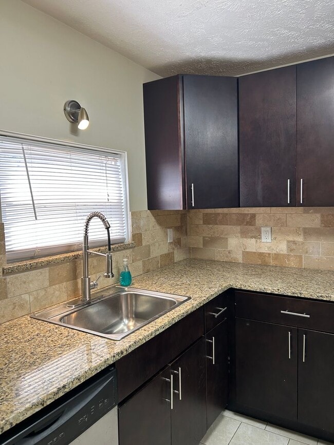 Building Photo - Brick Ranch for Rent in Highland  HTS close to the freeway