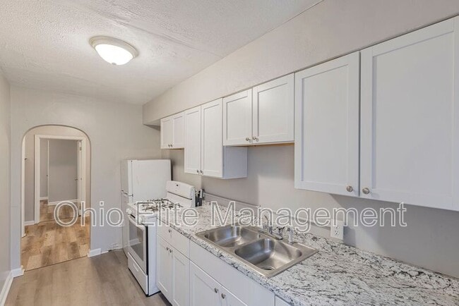 Building Photo - 987 Lilley Ave