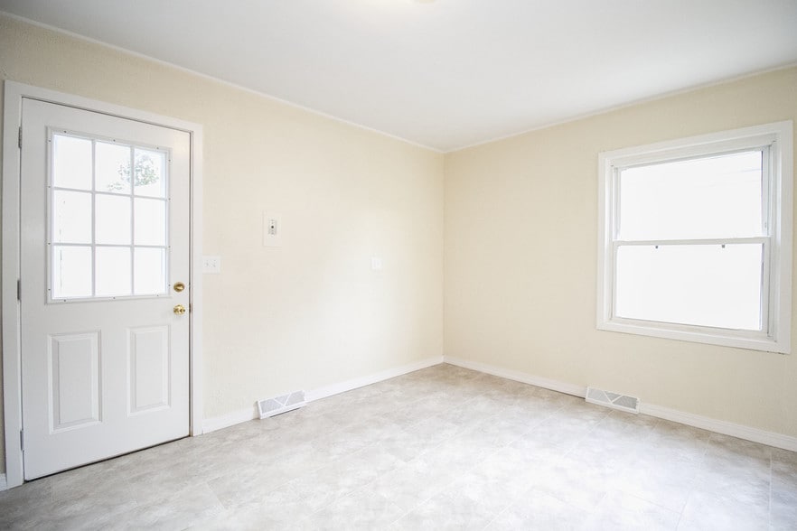 Building Photo - 622 Whitlock Ave