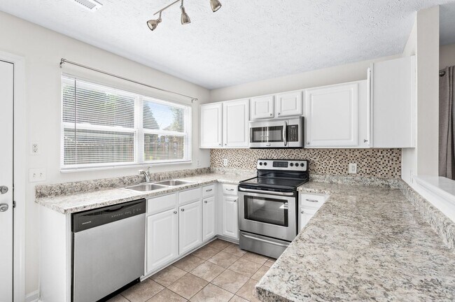 Building Photo - Awesome 4BE-Office/Bonus Room/ 2BA Home in...