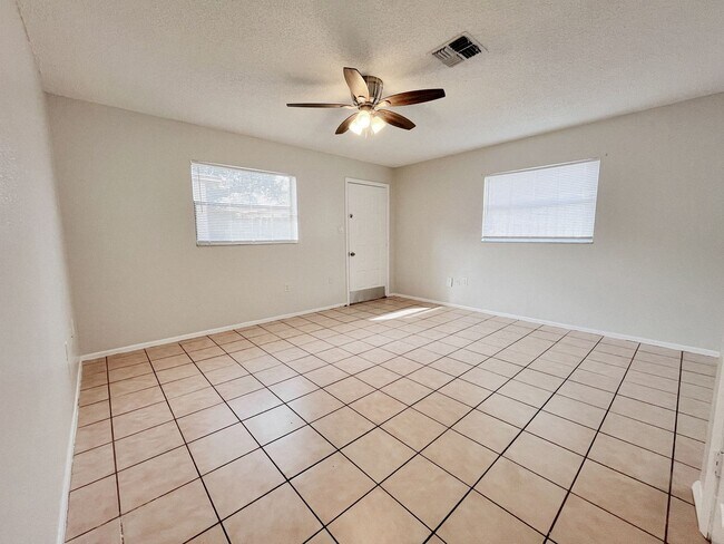 Building Photo - 2 BED/1 BATH COMING SOON!