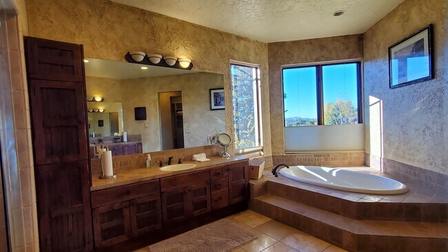Building Photo - 7104 Canyon Dr