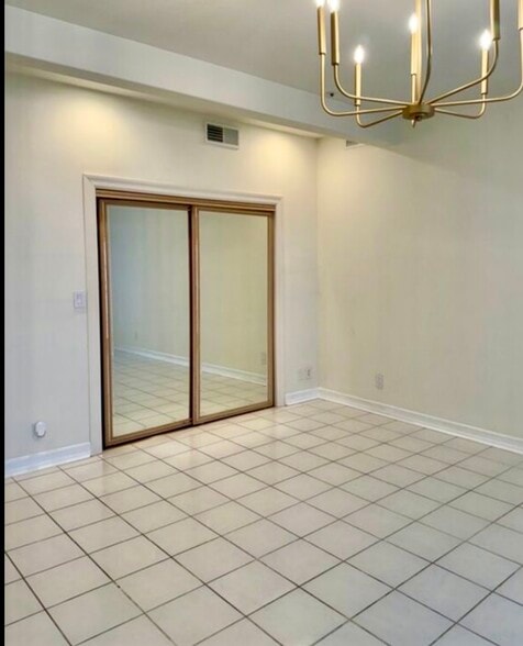 Building Photo - 2618 N Vermont Ave