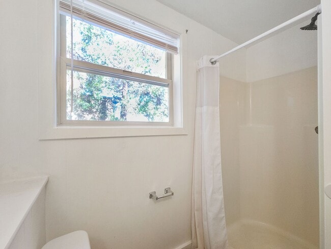 Building Photo - Charming Studio Near Downtown Bellevue wit...