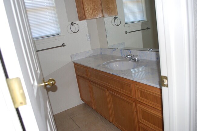 Building Photo - 913Daisy