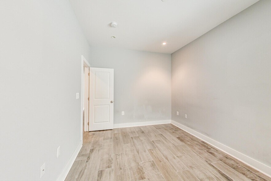 Building Photo - 1227 Morse St NE