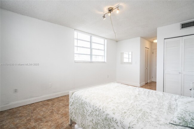 Building Photo - 7850 Byron Ave