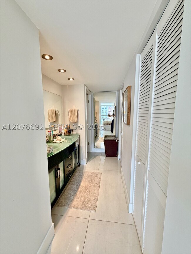Building Photo - 1450 Brickell Bay Dr