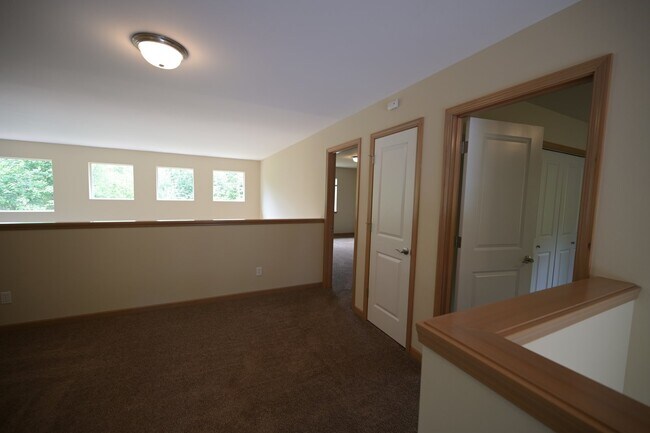 Building Photo - 3 bed, 2.5 bath, 2 car garage, lots of sun...