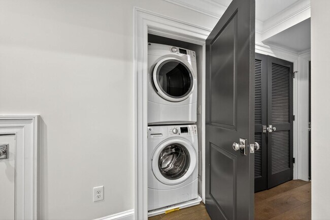 Building Photo - Available Now! 2 Bed // 2.5 Bath Between U...