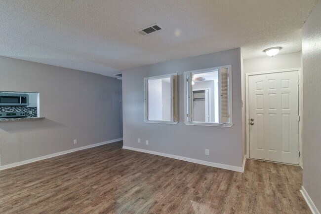 Building Photo - 1906 Emerald Pl