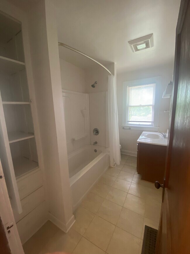 Updated bathroom - 315 Siebert St