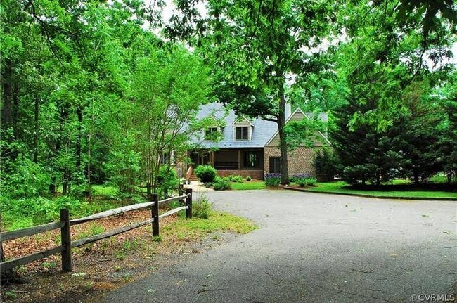 Building Photo - Large Walkout Basement Apartment w/ Pool