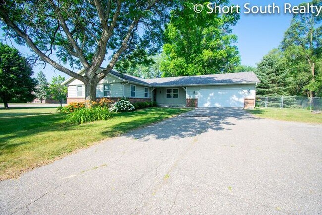 Building Photo - Rockford 4 bed 2.5 bath single family home.