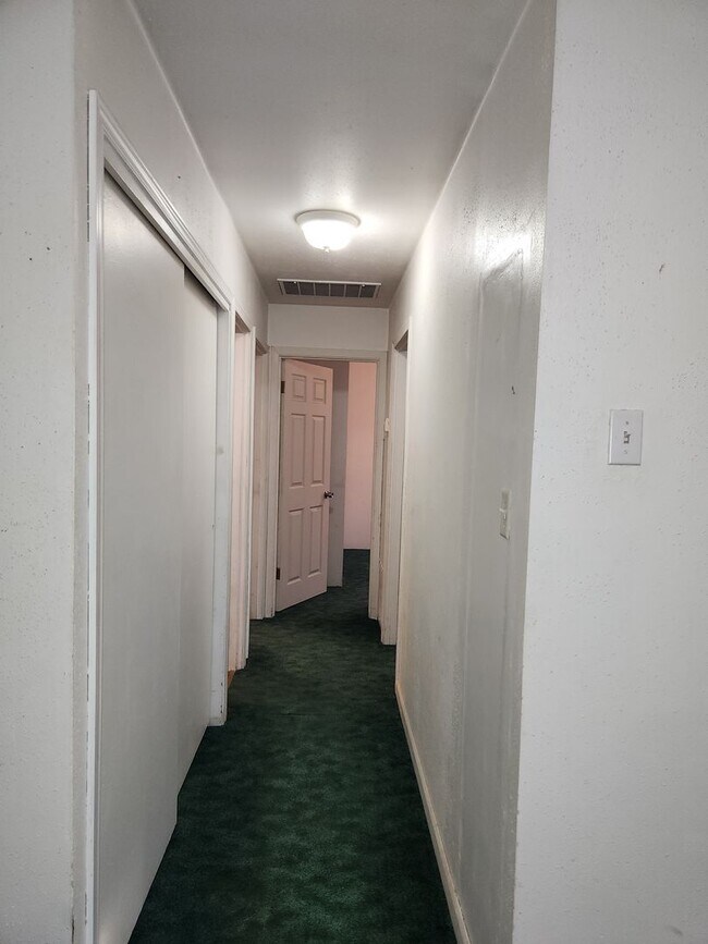 Building Photo - 3-bedroom 1 bath Single Level House